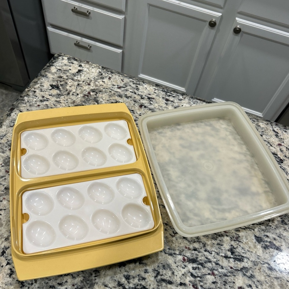 VTG Tupperware Golden Deviled Egg Carrier with Lid.